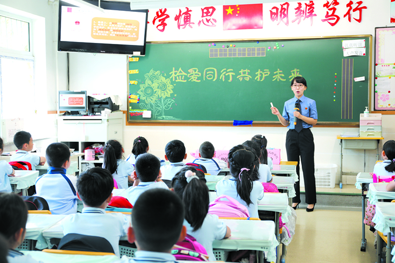 法治讲座受到孩子们的欢迎