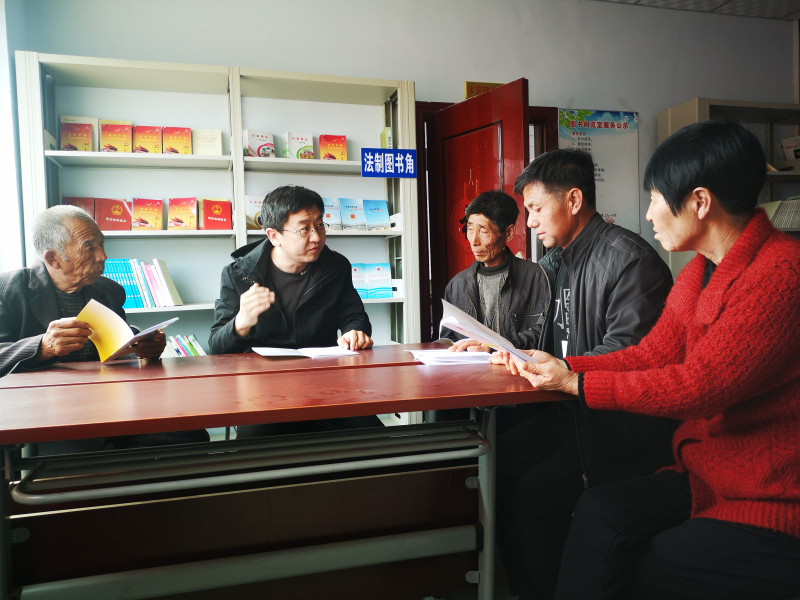 葫芦岛市司法局宣传干部带领“村民评理说事点”调解员学习法律知识_编辑