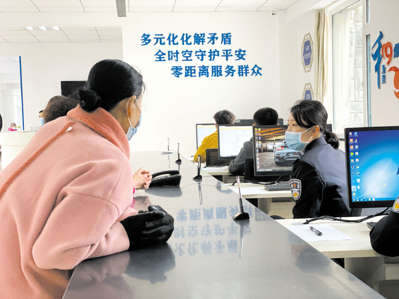 群众在社会治理服务中心咨询问题