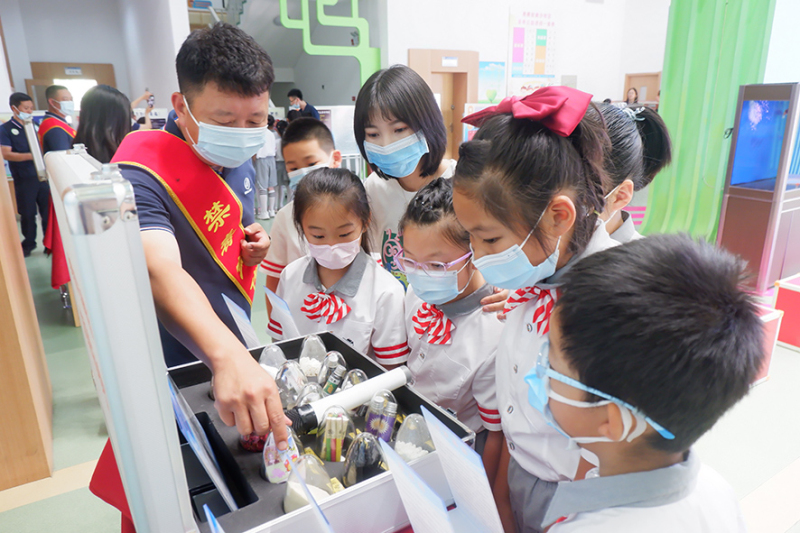 沈阳浑南：禁毒社工为学生讲解仿真毒品