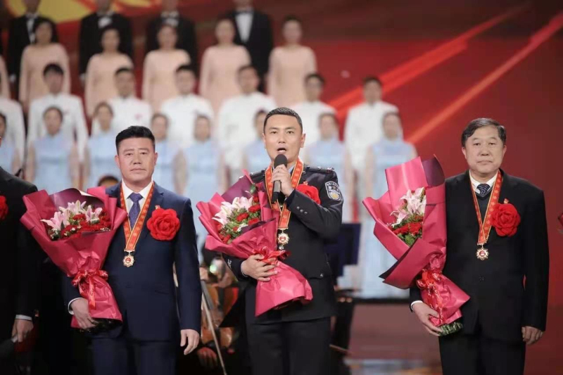 王靖文（中）在央视全国脱贫攻坚总结表彰专题晚会现场