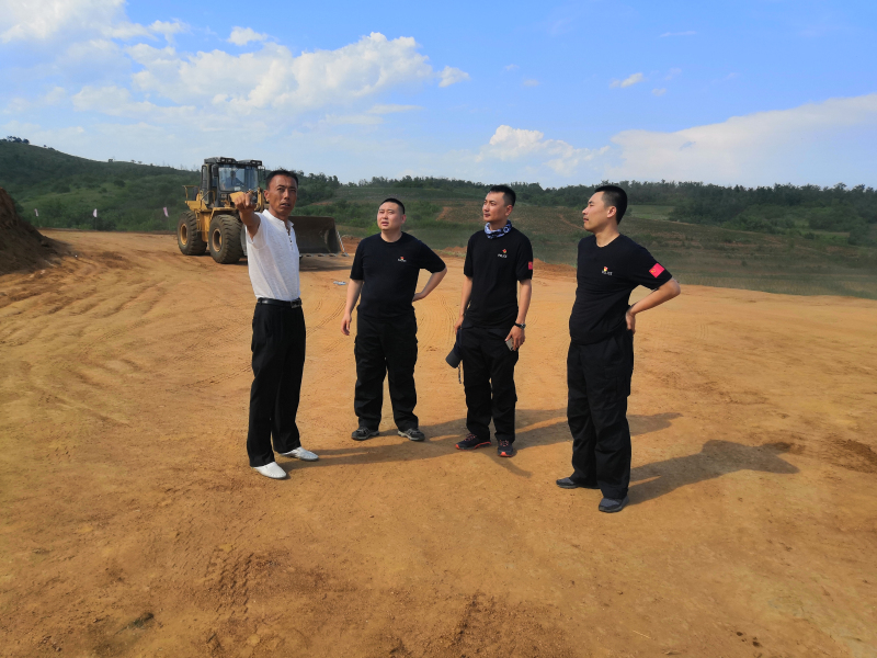 王靖文（右二）与驻村队友一起在项目现场查看进展情况
