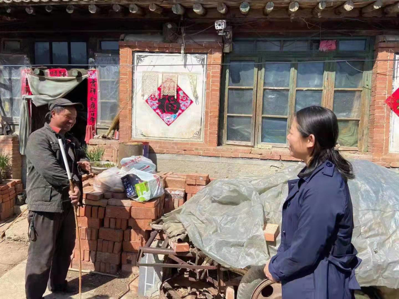朝阳市人民检察院第六检察部员额(右）检察官到李某江家中走访