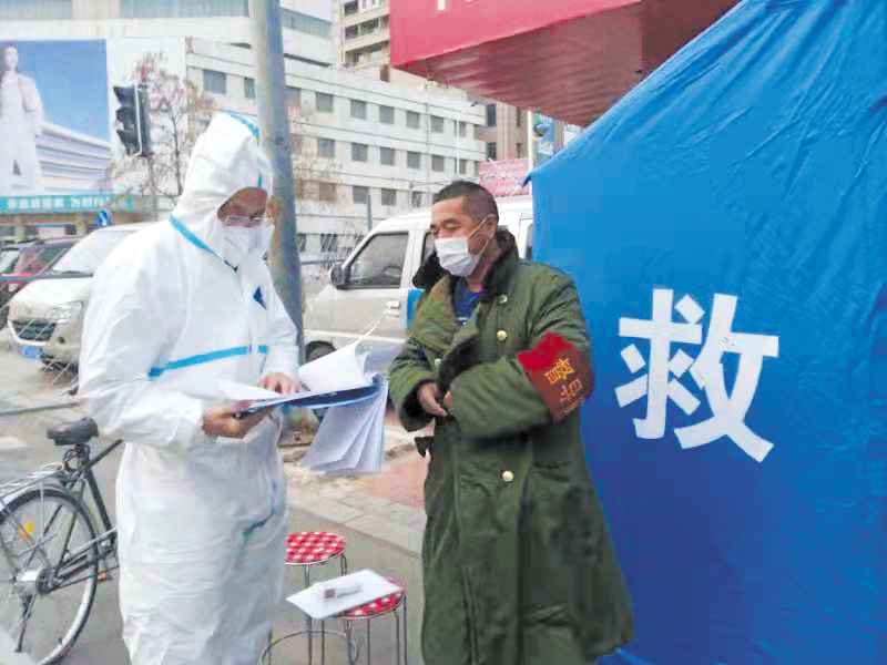 于成武（左）在社区参加防疫工作。