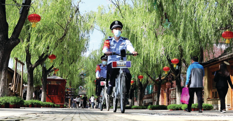 配文1：“旅游警察”在景区巡逻