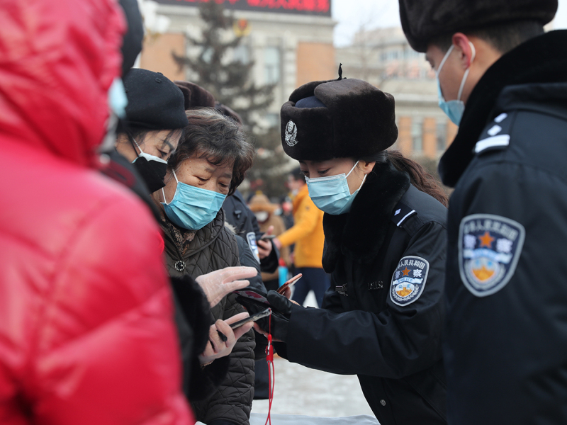 沈阳公安民警广场上集中开展反诈宣传3