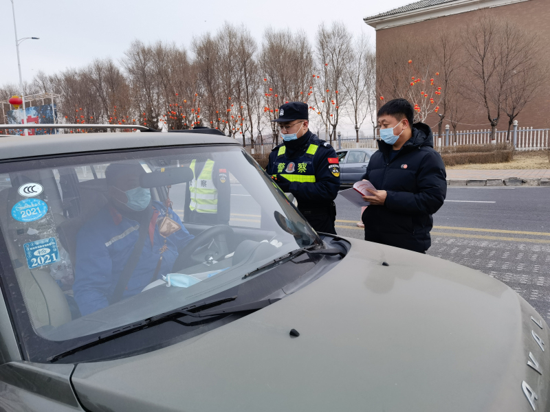 3记者（右1）与辅警在高速口执勤1