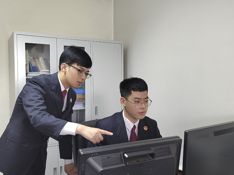 彭云杰在指导新入职干警填写案卡