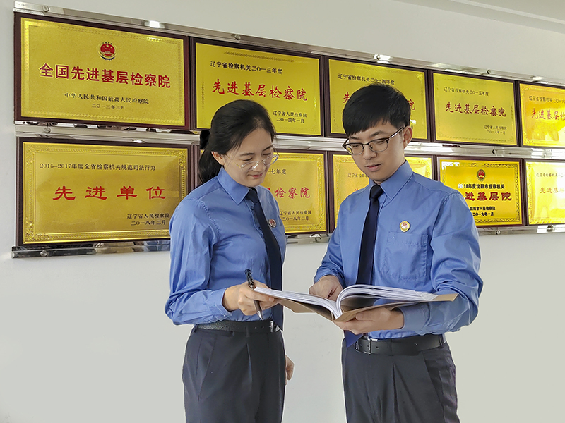 彭云杰在与同事研究案情