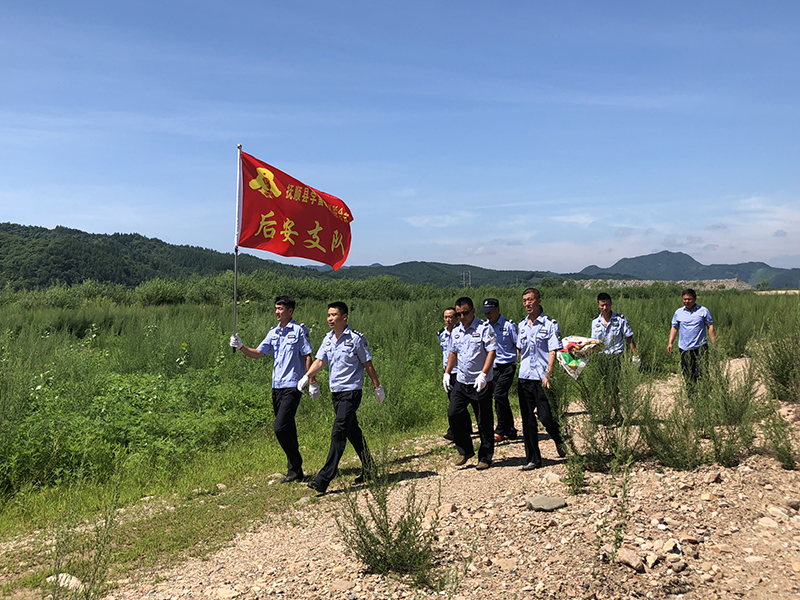 张宇航和志愿队员一起在捡农药瓶