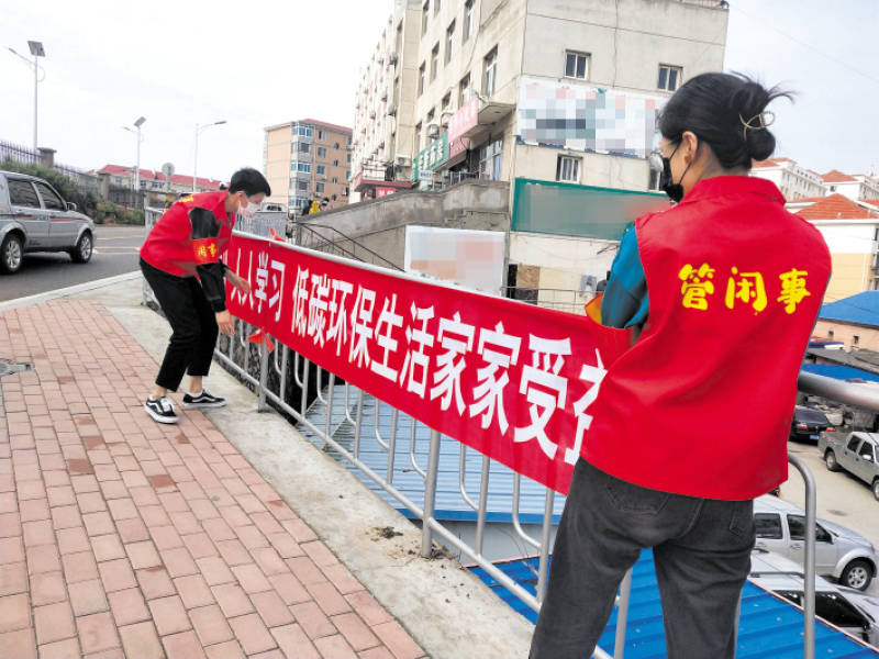 “闲事佬”在社区服务。