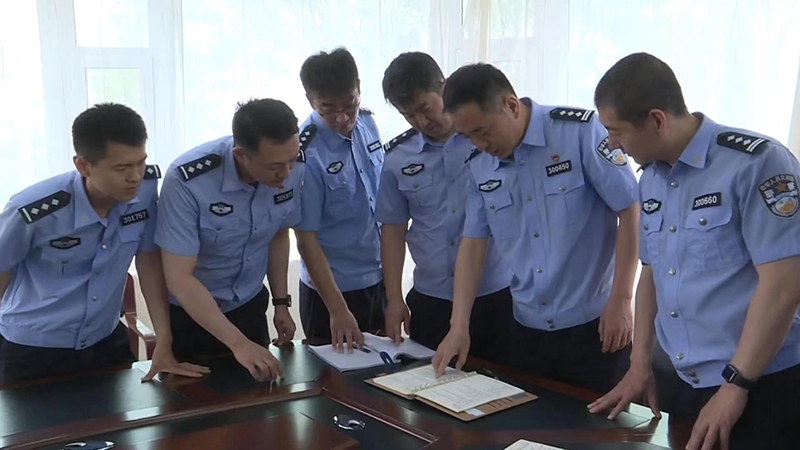 陈超（右二）正在指导民警提高业务能力