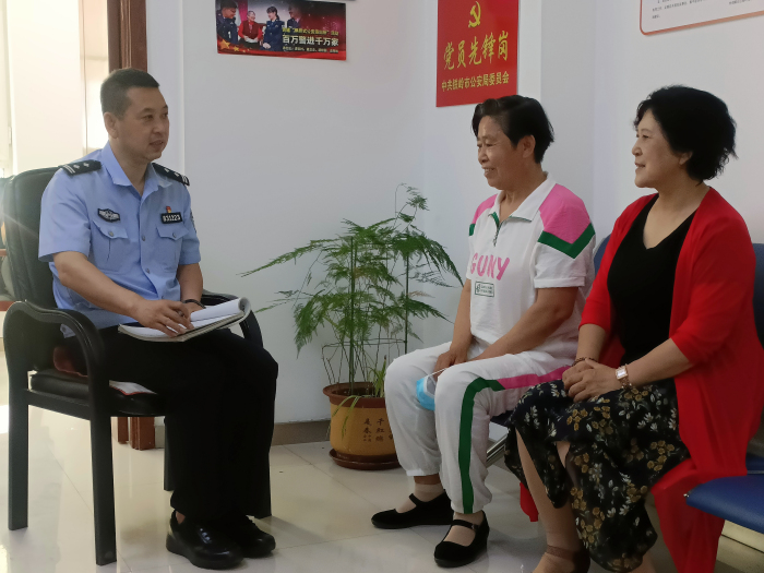 高耀刚耐心为居民调解2