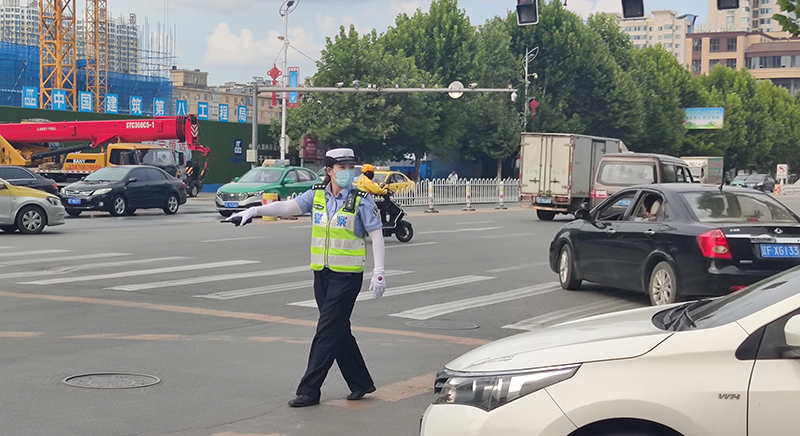 邱东娜在指挥交通维持秩序