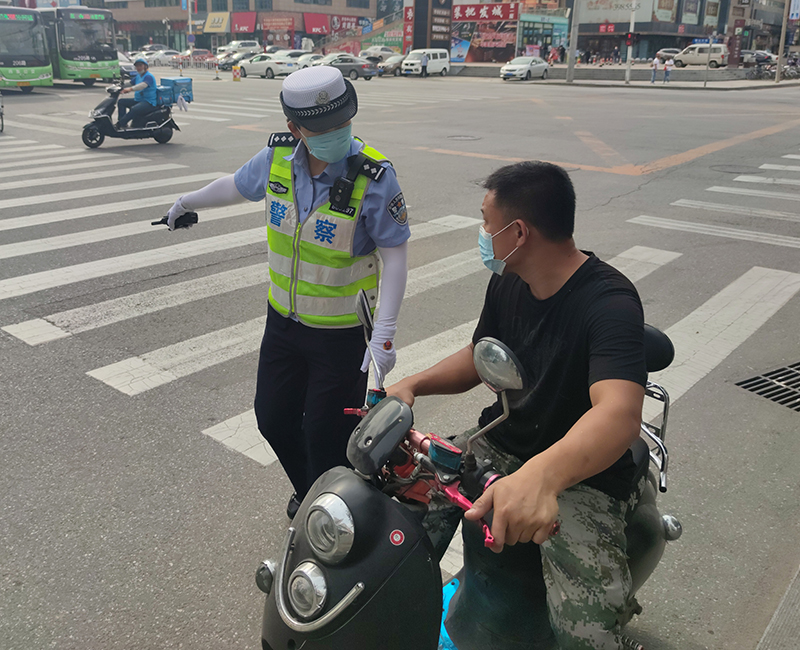 邱东娜在引导行人安全出行