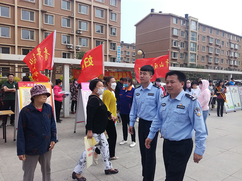 李华瑞（右）在社区巡逻