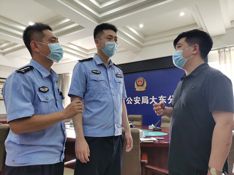 沈阳市公安局大东分局民警正在了解案情。_编辑