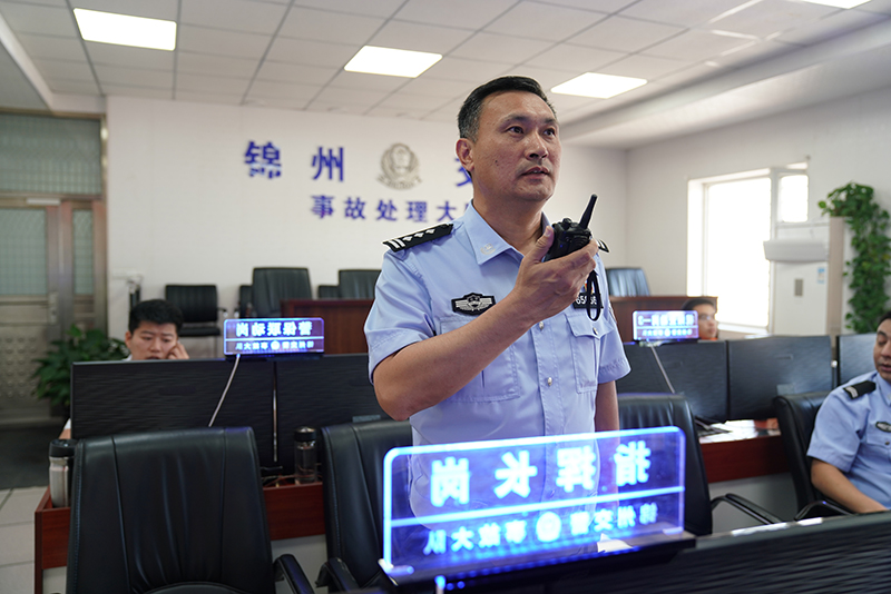 丁宏伟在远程处警中心指挥一起6车连撞的交通事故