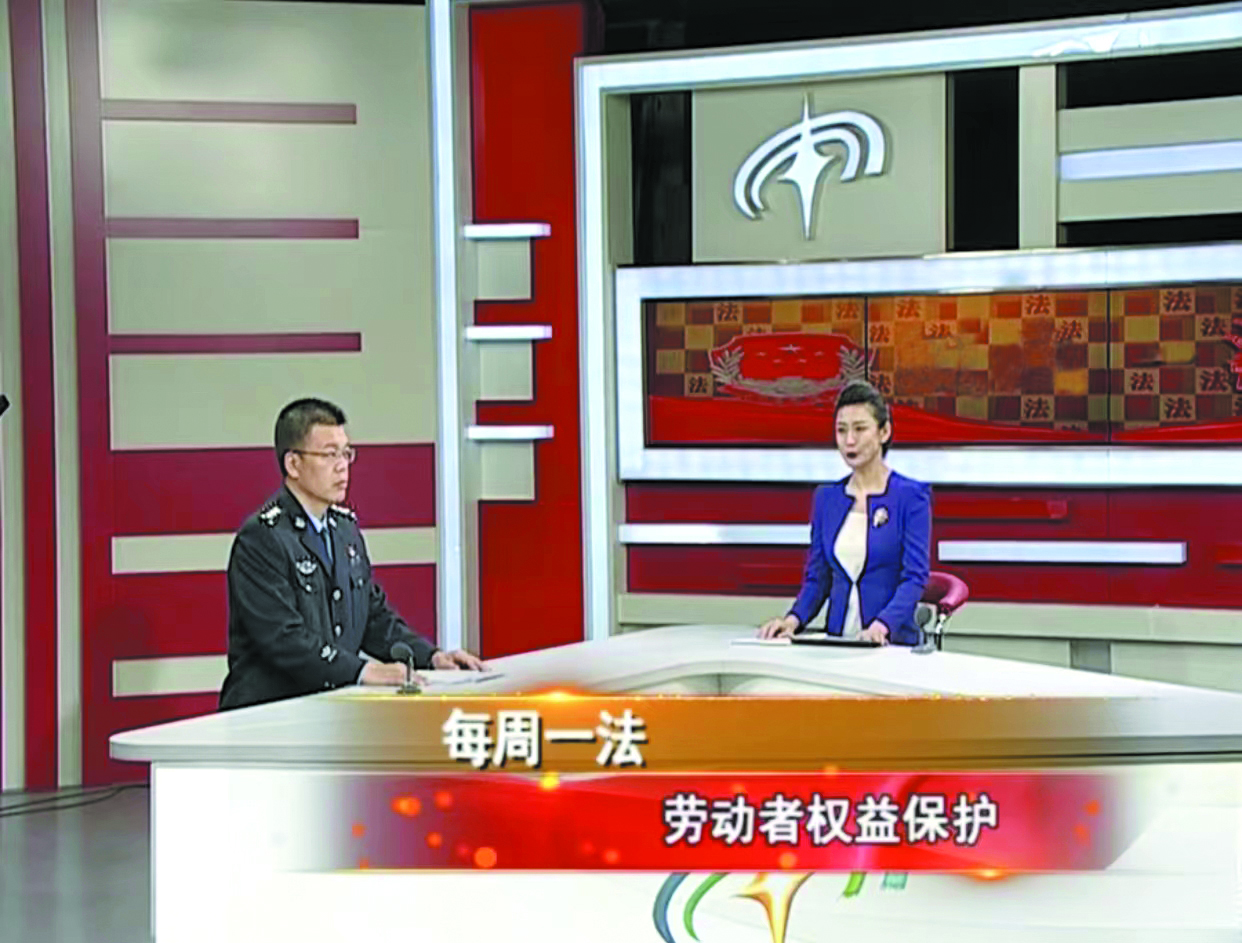 “每周一法”为群众讲解常见法律案例。