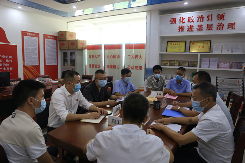 瑞金市“三师一室”在进行劳资纠纷调解