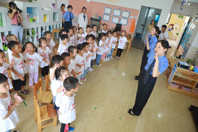 “刘莹姐姐”教乐安县幼儿园孩子跳防性侵操