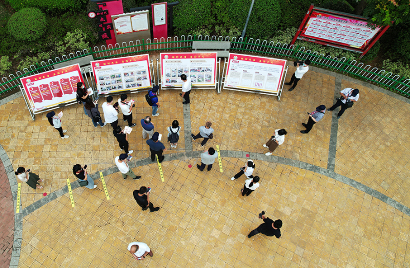 采访团记者在江西省赣州市寻乌县长宁镇三二五村法治广场采访