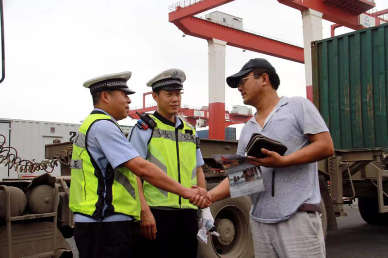 开发区交警为外来客商解决难题。