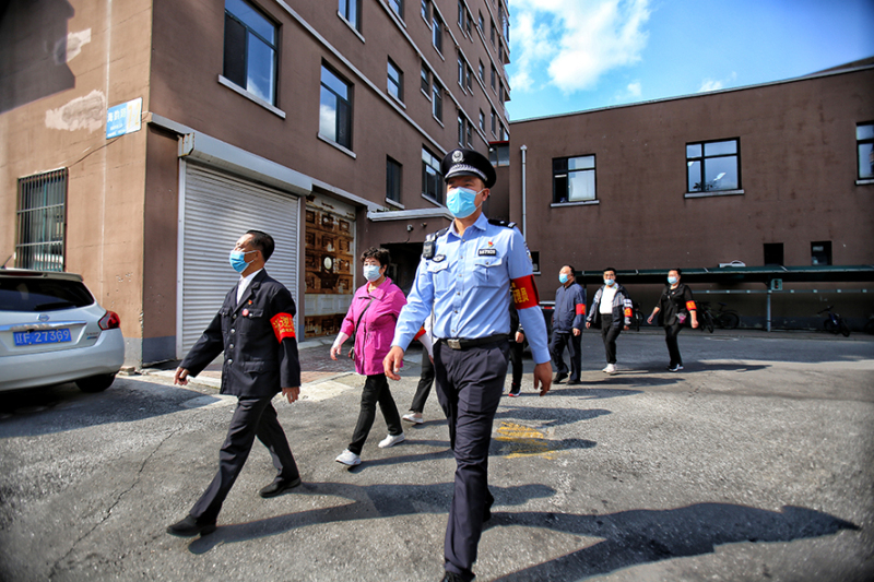 李鹏先后组建了义务巡逻队、商户联盟、治安调解组等，为社区营造良好的治安环境。