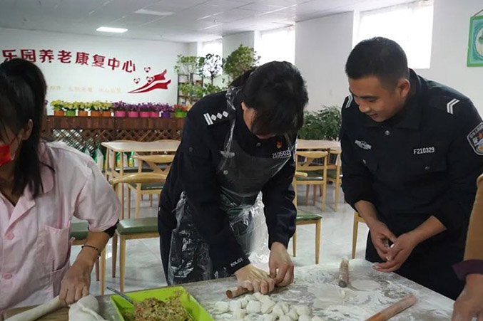 鞍山中院法警支队在养老院给老人包饺子