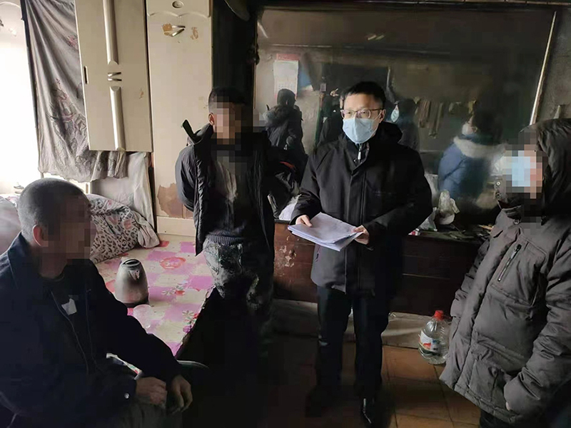 周峰庭长（右二）在被告家做调解工作（握手言和稿）