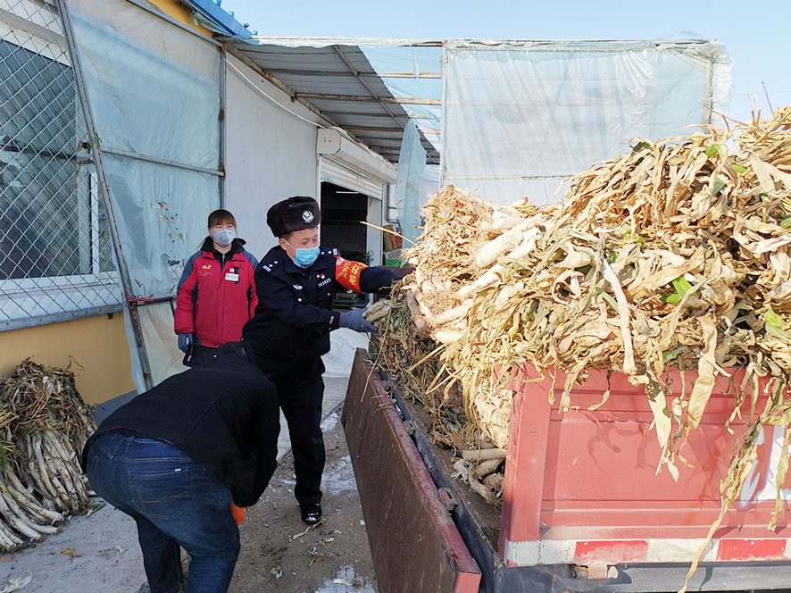 李华瑞帮居民干农活