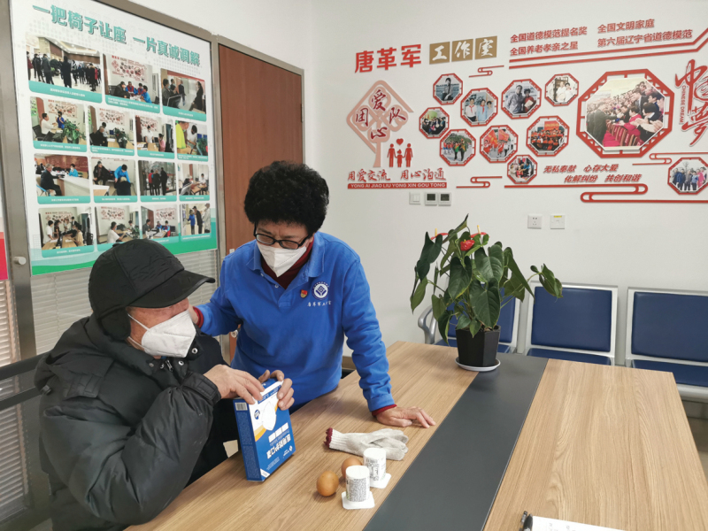 唐革军在法院个人调解室调解案件