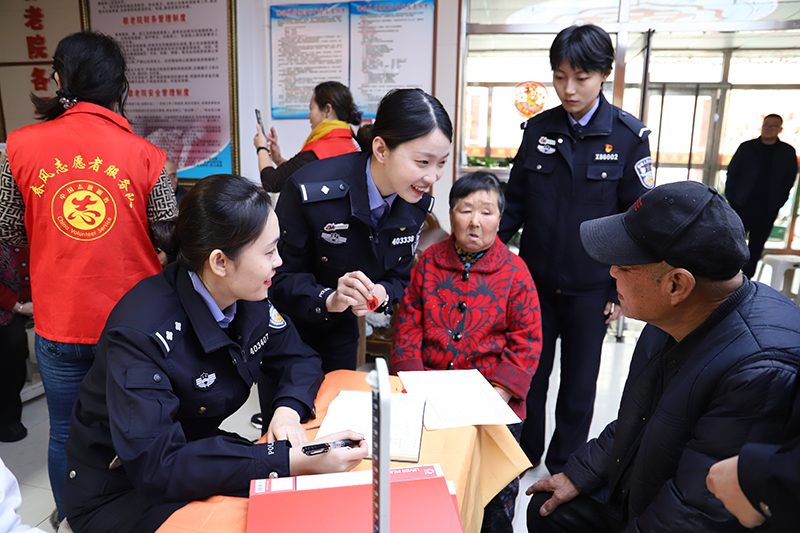 为老人登记办理易走失人员二维码身份牌