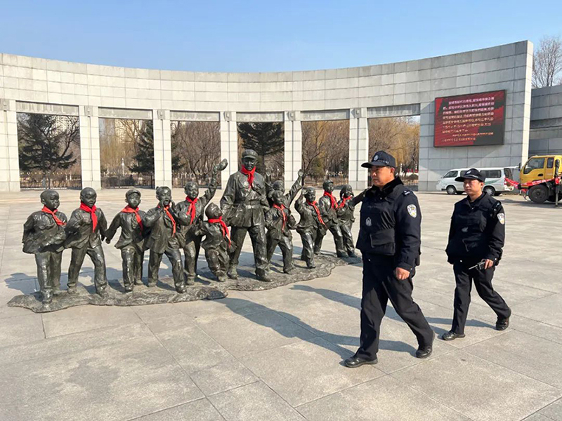 雷锋派出所民警在雷锋纪念馆门前的广场上巡逻。