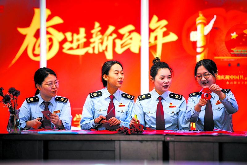 3——必发——在“三八”国际劳动妇女节来临之际，调兵山市税务局组织女干部职工开展“巾帼心向党 逐梦新时代”主题趣味剪纸活动。女税务干部们相互协作，发挥想象，剪刀飞舞，纸屑纷飞，她们的剪纸作品，或精致、或呆萌、或包含税务元素、或蕴含爱国情怀。1