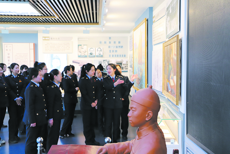 7——3月2日，铁岭市银州区税务局在银冈书院开展“追高慕远 感怀伟人 彰显税务她力量”主题活动。副局长、妇委会主任赵莉的带领女税务人员们重温入党誓词，回忆入党初心。