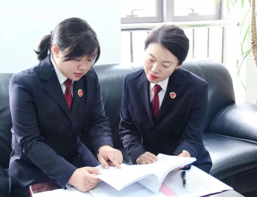 第一个稿配图，办案检察官在研究案情
