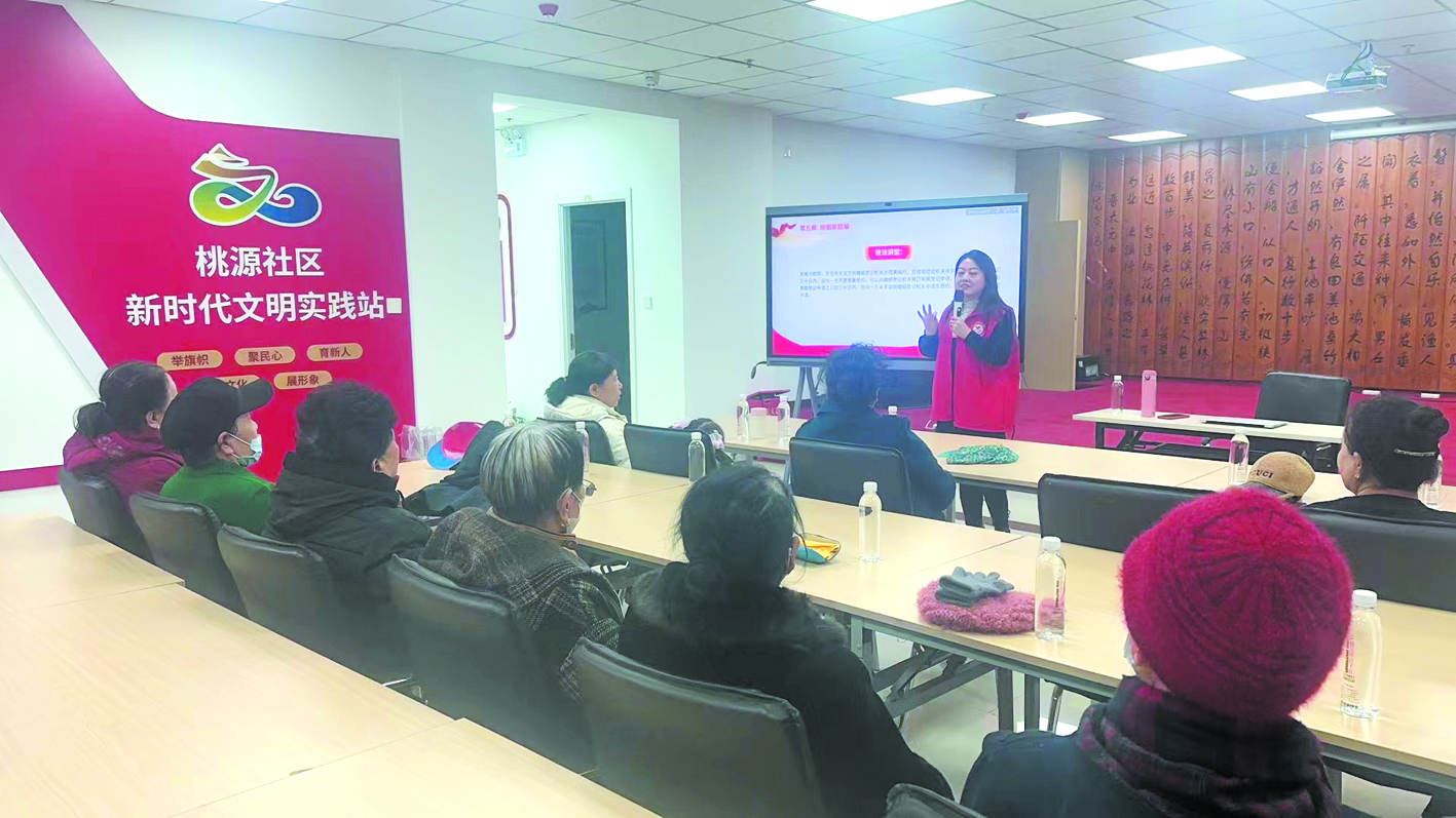 孙立杰律师为社区居民普法。