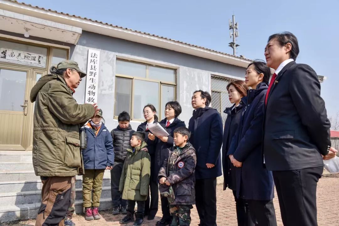 生态学研究专家周海翔为法院干警和师生介绍獾子洞国家湿地公园的自然情况。