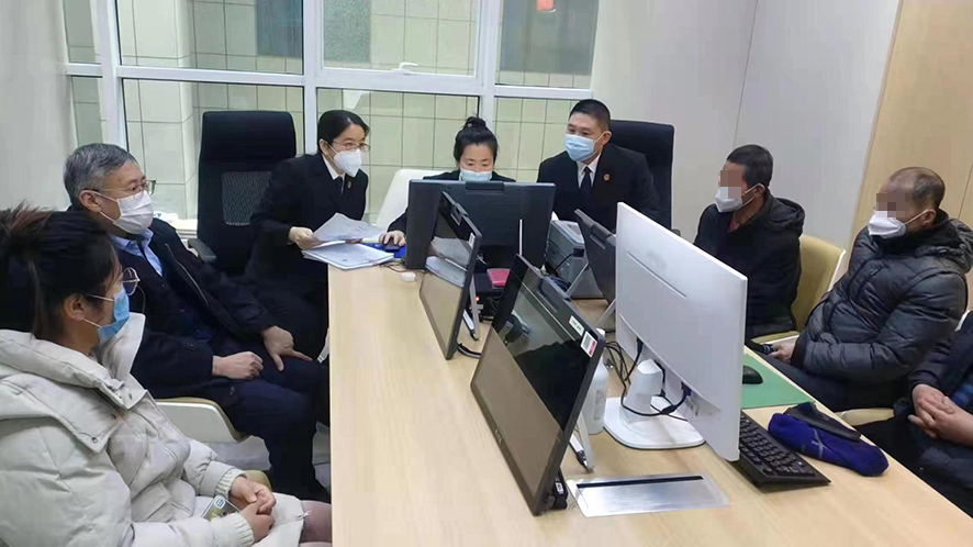 明山区人民法院联合明山区人民检察院共同组织两起案件的双方当事人进行调解。