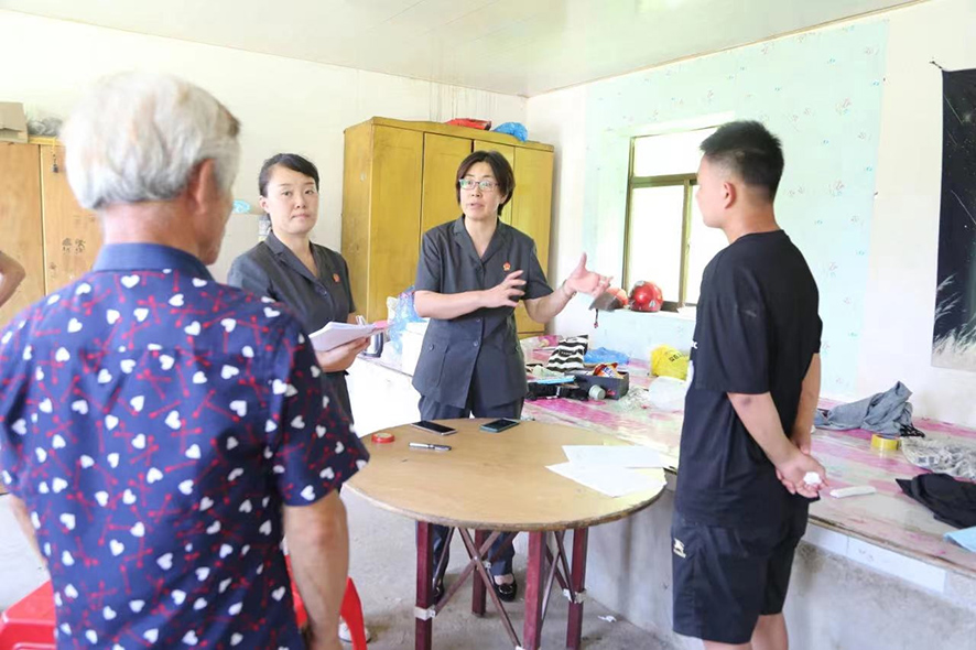 发出《家庭教育令》后，法官告知被告人有困难可以随时找法官帮助解决。