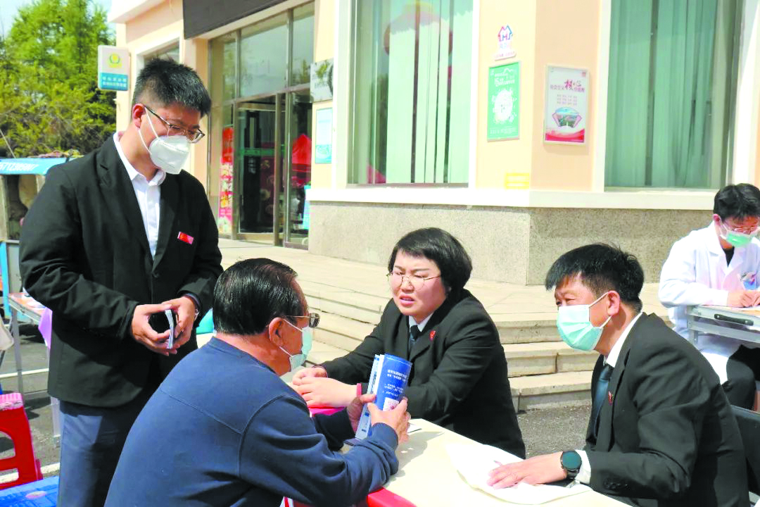邻里市集浑南区法院法官现场“推销”人民法院调解平台