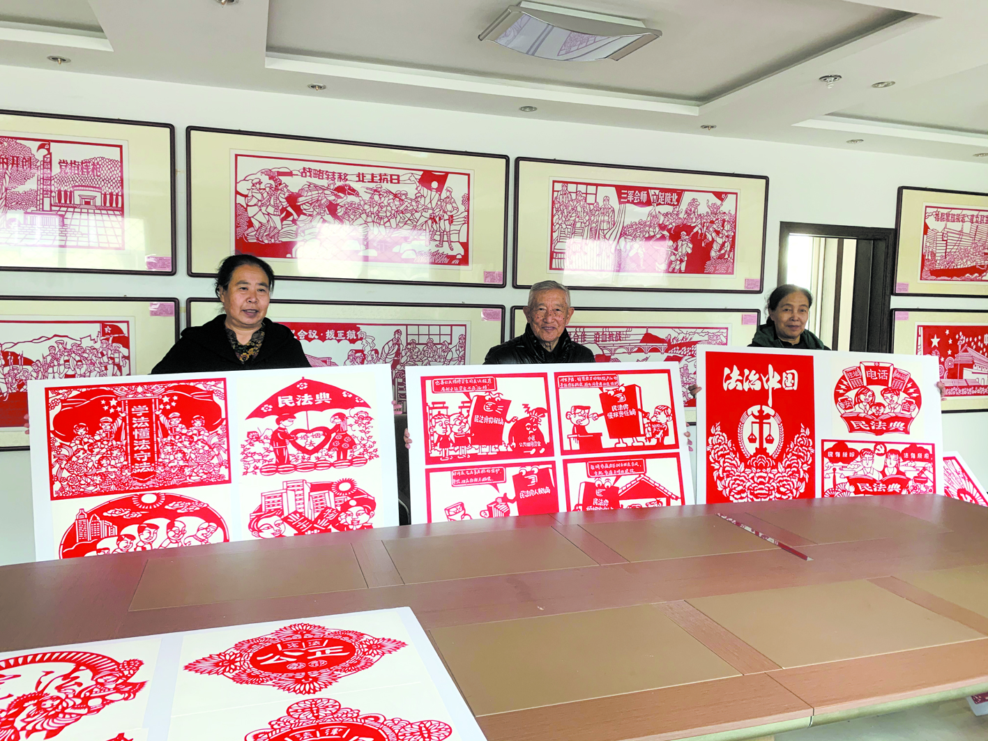 剪纸助力法治宣传。