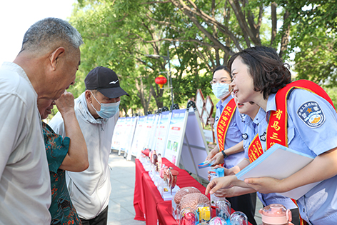 省马三家强制隔离戒毒所干警正在向辽河油区居民讲解毒品对人体产生的危害