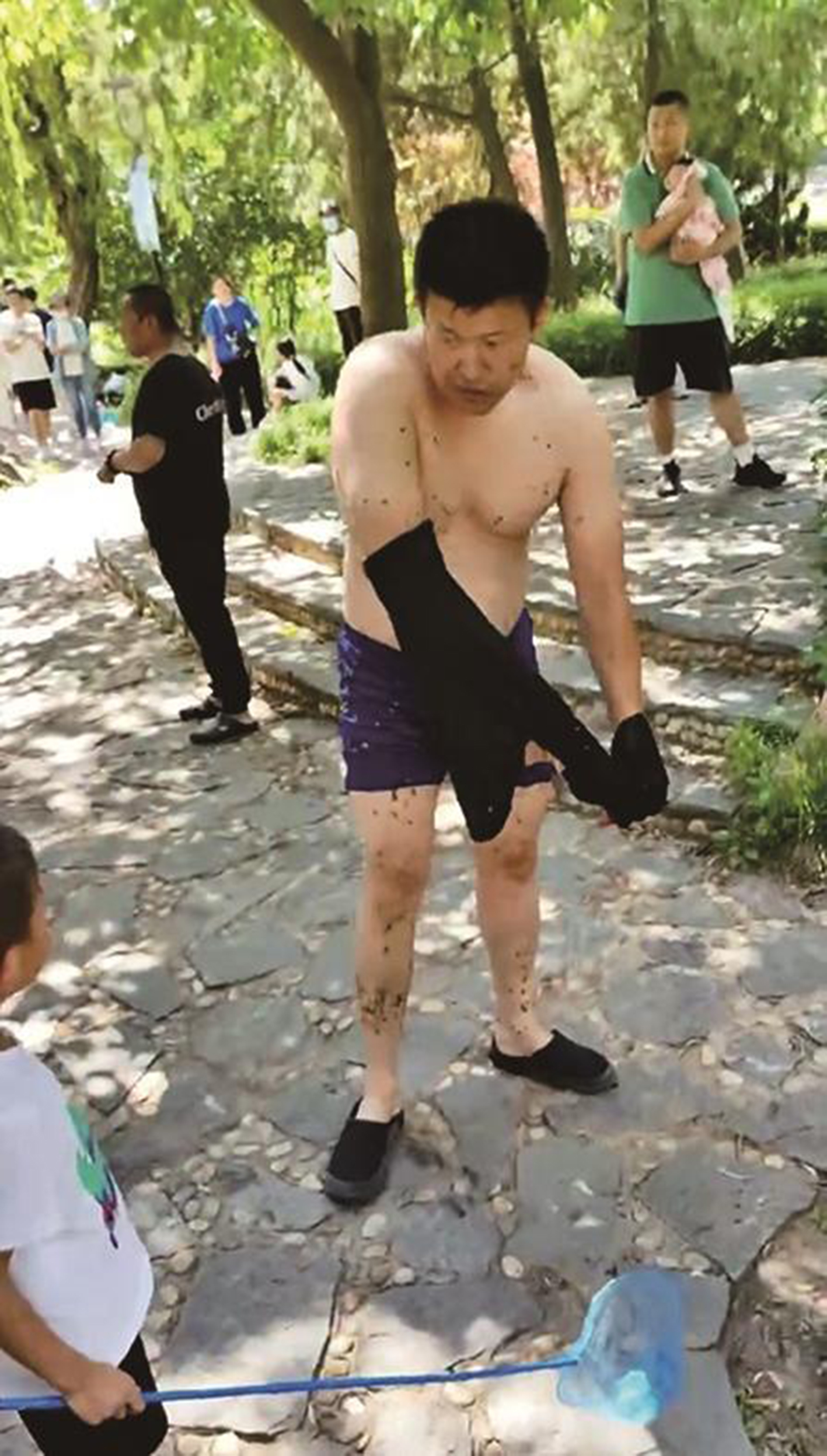 男子将大娘救出后，没留下姓名就离开了。
