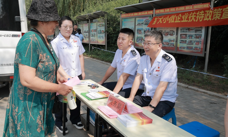 必发：辽阳县税务局开展小微企业税惠政策宣传活动。