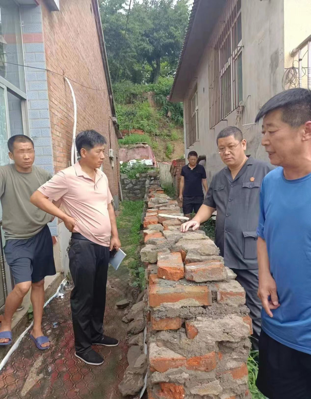 勘查现场。