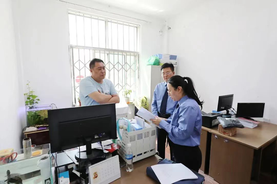 检察官到郭某所在社区了解情况