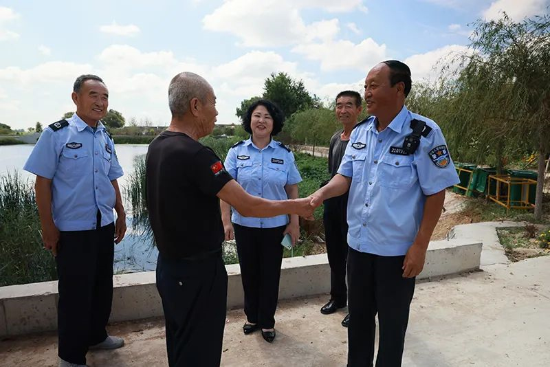 村民感谢评理说事员的悉心调解。