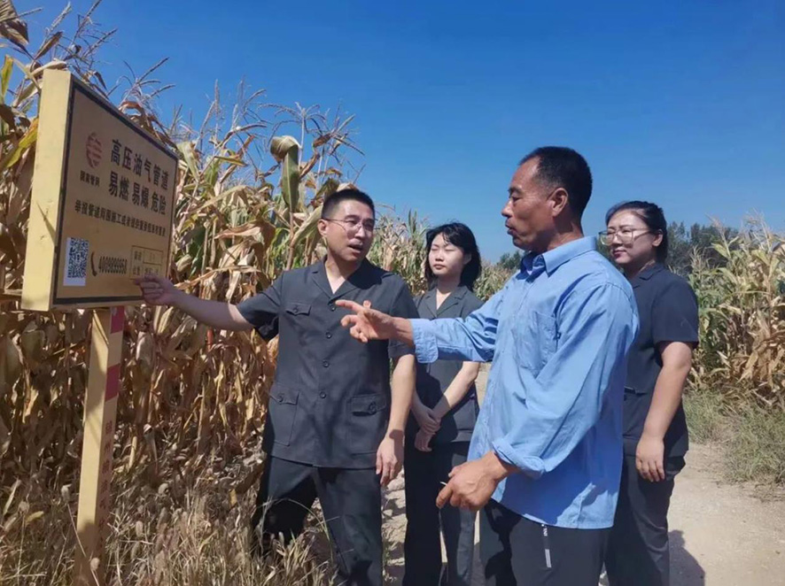 锦州中院行政审判庭副庭长王锦鹏（左一）到田间地头勘查占用土地边界